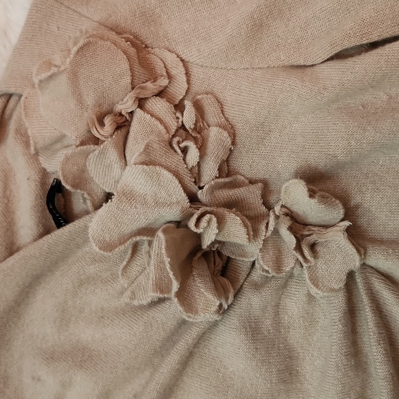 La fee maraboutee ( Anthro)   4 flower asymmetrical neckline light sweater - Picture 5 of 10